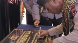 Peresmian gedung Mapolres Sabu Raijua ini ditandai dengan penandatanganan prasasti Oleh Kapolda NTT/Ist