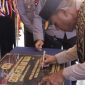 Peresmian gedung Mapolres Sabu Raijua ini ditandai dengan penandatanganan prasasti Oleh Kapolda NTT/Ist
