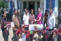 Julie Sutrisno Laiskodat Anggota DPR RI Komisi IV Partai NasDem Memnerikan Bantuan Kepada Masyarakat Petani di Manggarai Barat-NTT (foto_Istimewa)