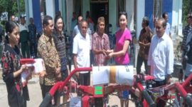 Julie Sutrisno Laiskodat Anggota DPR RI Komisi IV Partai NasDem Memnerikan Bantuan Kepada Masyarakat Petani di Manggarai Barat-NTT (foto_Istimewa)