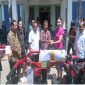 Julie Sutrisno Laiskodat Anggota DPR RI Komisi IV Partai NasDem Memnerikan Bantuan Kepada Masyarakat Petani di Manggarai Barat-NTT (foto_Istimewa)