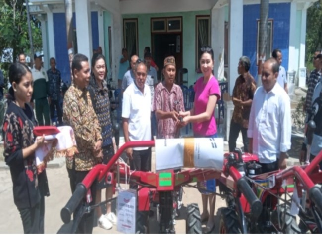Julie Sutrisno Laiskodat Anggota DPR RI Komisi IV Partai NasDem Memnerikan Bantuan Kepada Masyarakat Petani di Manggarai Barat-NTT (foto_Istimewa)