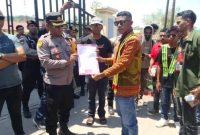 Ketua GEMMA Patrisius Lelo,  Serahkan Pernyataan Sikap Kepada Polres Malaka, Kasus Pengeroyokan PKD Weseben. (Foto_red)