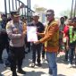 Ketua GEMMA Patrisius Lelo,  Serahkan Pernyataan Sikap Kepada Polres Malaka, Kasus Pengeroyokan PKD Weseben. (Foto_red)