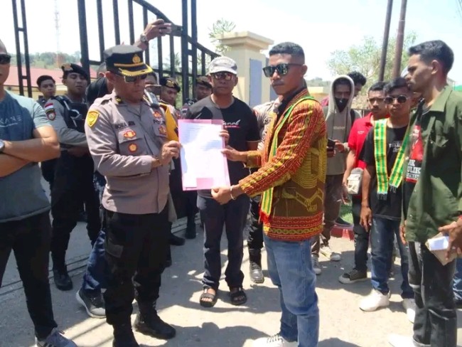 Ketua GEMMA Patrisius Lelo,  Serahkan Pernyataan Sikap Kepada Polres Malaka, Kasus Pengeroyokan PKD Weseben. (Foto_red)