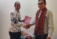 Kepala Dinas Pendidikan Dan Kebudayaan Yanuarius Boko Dan Ketua PGRI Kabupaten Malaka,  Jhonatan Seran Suri. (Foto_red)