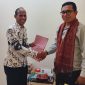 Kepala Dinas Pendidikan Dan Kebudayaan Yanuarius Boko Dan Ketua PGRI Kabupaten Malaka,  Jhonatan Seran Suri. (Foto_red)