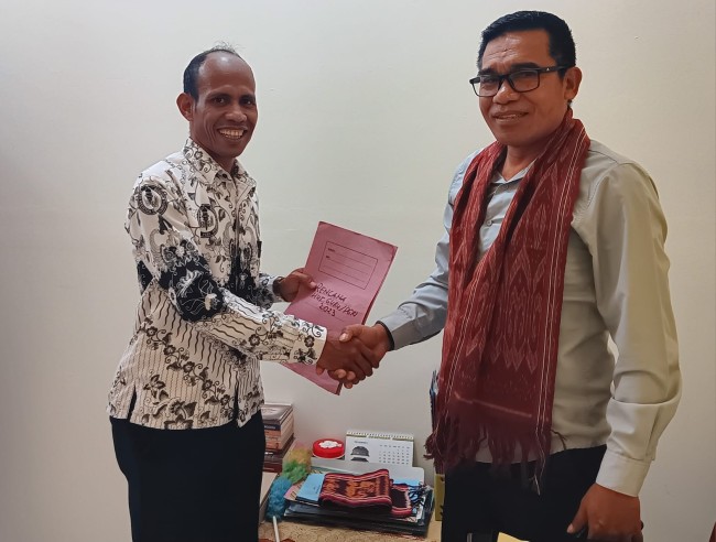 Kepala Dinas Pendidikan Dan Kebudayaan Yanuarius Boko Dan Ketua PGRI Kabupaten Malaka,  Jhonatan Seran Suri. (Foto_red)