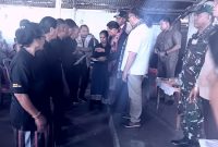 Bupati Malaka Dr. Simon Nahak S.H.,MH Serahkan Pin Dan Sertifikat Penghargaan FKPTT Di Malaka. (Foto_red)