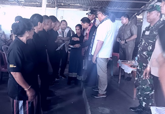 Bupati Malaka Dr. Simon Nahak S.H.,MH Serahkan Pin Dan Sertifikat Penghargaan FKPTT Di Malaka. (Foto_red)