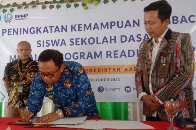 Bupati Malaka, Dr. Simon Nahak S.H.,MH dengan Balai Penjamin Mutu Pendidikan (BPMP), Provinsi NTT lakukan Penadatangan MoU. (Foto_red)