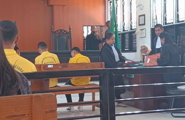 Sidang Perdana Kasus Pembunuhan Di BTN Kefamenanu,  Didampingi Kuasa Hukum, Melkianus Conterius Seran S.H.,MH. (Foto_Redaksi)
