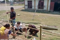 Kepala Desa Fafoe Rofinus Klau Bersama Masyarakat Kerja Bakti Dengan Pagar Keliling Kantor Desa. (Foto_red)