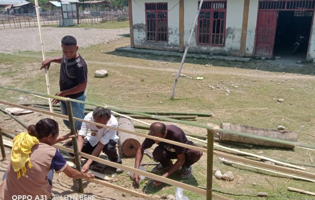 Kepala Desa Fafoe Rofinus Klau Bersama Masyarakat Kerja Bakti Dengan Pagar Keliling Kantor Desa. (Foto_red)