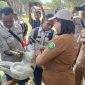 Kepala Dinas Pertanian dr. Januaria Maria Seran Bersama Tim Peternakan Didampimgi Kepala Fafoe Adakan Vaksin HPR Pada Anjing (Foto_red)