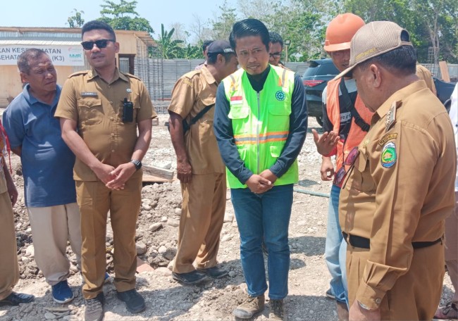 Bupati Malaka, Dr. Simon Nahak S.H.,MH Meninjau Progres Pembangunan RS.Pratama Wewiku, (Foto_red)