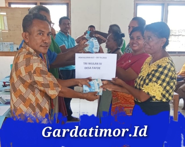 Kepala Desa Fafoe Salurkan BLT Tahap Terakhir Kepada Masyarakat Penerima Manfaat. (Foto_red)