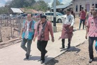Bupati Malaka, Dr. Simon Nahak S.H.,MH Bersama Warga Wetalas Lakukan Penyalaan Listrik Dan Memantau Pengerjaan akses Jalan. (Foto_red) 