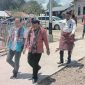 Bupati Malaka, Dr. Simon Nahak S.H.,MH Bersama Warga Wetalas Lakukan Penyalaan Listrik Dan Memantau Pengerjaan akses Jalan. (Foto_red) 