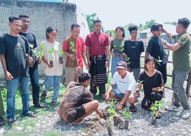 Kepala Desa Fafoe Bersama Mahasiswa Permaper Kefamenanu Dan Kupang Lakukan Kegiatan Penghijauan di Wilayah Desa Fafoe, (Foto_Istimewa)