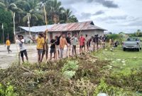 Mahasiswa Dan Pelajar Bersama Pemuda Gelar Baksos!! Pj. Kades Waderok Ungkap Hal Ini!