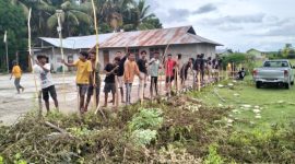 Mahasiswa Dan Pelajar Bersama Pemuda Gelar Baksos!! Pj. Kades Waderok Ungkap Hal Ini!