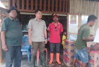 Benny Candradinata DPR Prov. Terpilih didampingi Andreas Nahak dan Martinus Nahak Memberikan Bantuan kepada warga yang terdampak banjir di Kecamatan Malaka Barat,  (redaksi)