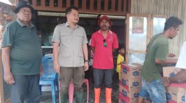 Benny Candradinata DPR Prov. Terpilih didampingi Andreas Nahak dan Martinus Nahak Memberikan Bantuan kepada warga yang terdampak banjir di Kecamatan Malaka Barat,  (redaksi)