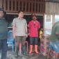 Benny Candradinata DPR Prov. Terpilih didampingi Andreas Nahak dan Martinus Nahak Memberikan Bantuan kepada warga yang terdampak banjir di Kecamatan Malaka Barat,  (redaksi)