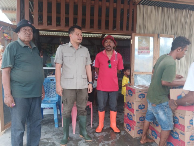 Benny Candradinata DPR Prov. Terpilih didampingi Andreas Nahak dan Martinus Nahak Memberikan Bantuan kepada warga yang terdampak banjir di Kecamatan Malaka Barat,  (redaksi)