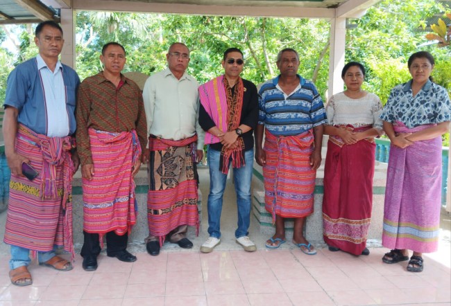 Foto Bersama Kuasa Hukum Melkianus Conterius Seran S.H.,MH dengan Keluarga Raja Wilhelmus Leki usai penyerahan Putusan dari Mahkamah Agung. (Foto_red)