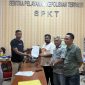 Laporan Kasus Perubahan Suara Caleg PSI di SPKT Polres Malaka, Ketua Bawaslu bersama Pelapor!. (Foto_Ist)