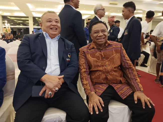Sekjen DPP Partai Nasdem Hermawi Taslim Bersama Dr. Simon Nahak S.H.,MH di Hotel Grend Mutiara Kupang. (Foto_red)
