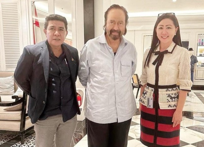 Ketua Umum DPP NasDem Surya Paloh, (tengah), Julie Sutrisno Laiskodat (kiri), dan Kanan Ketua DPD NasDem Malaka Felix Bere Nahak. (Foto-Istimewa)