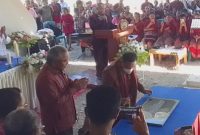 Bupati Malaka, Dr. Simon Nahak S.H.,MH Menandatangani Prasasti Rumah Sakit Pratama Wewiku. (Foto_red)