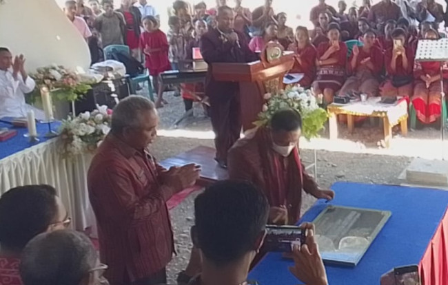 Bupati Malaka, Dr. Simon Nahak S.H.,MH Menandatangani Prasasti Rumah Sakit Pratama Wewiku. (Foto_red)
