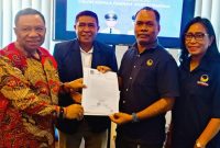 Dr. Simon Nahak dan Felix Bere Nahak Menerima Surat Rekomendasi Partai NasDem yang diserahkan oleh Ketua Bapilu Dan Sekretaris Bapilu DPW NTT Partai NasDem. (FOTO-ISTIMEWA)