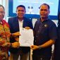 Dr. Simon Nahak dan Felix Bere Nahak Menerima Surat Rekomendasi Partai NasDem yang diserahkan oleh Ketua Bapilu Dan Sekretaris Bapilu DPW NTT Partai NasDem. (FOTO-ISTIMEWA)