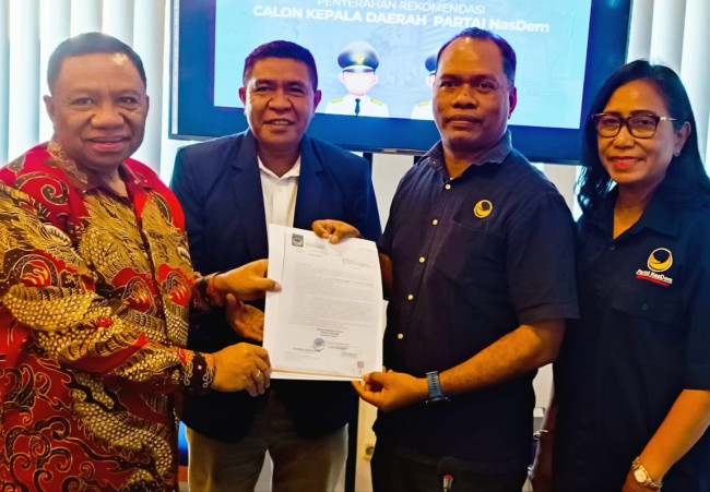 Dr. Simon Nahak dan Felix Bere Nahak Menerima Surat Rekomendasi Partai NasDem yang diserahkan oleh Ketua Bapilu Dan Sekretaris Bapilu DPW NTT Partai NasDem. (FOTO-ISTIMEWA)