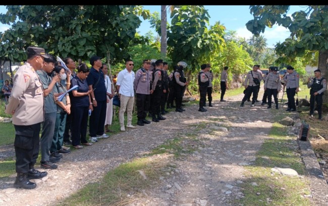 Eksekusi Riil Objek Tanah Sengketa Dusun Bakateu Desa Wehali Kecamatan Malaka Tengah (foto dokumen peibadi)