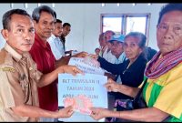 Kepala Desa Fafoe, Rofinus Klau Saat Menyerahkan Uang BLT Kepada Masyarakat Penerima. (Foto-Istimewa)