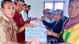 Kepala Desa Fafoe, Rofinus Klau Saat Menyerahkan Uang BLT Kepada Masyarakat Penerima. (Foto-Istimewa)