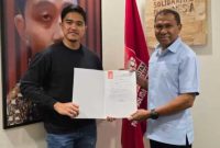 Ketua Umum DPP PSI Kaesang Pengarep Serahkan Secara Langsung Surat Rekomendasi PSI Kepada Jhoni Asadoma Untuk Maju Sebagai Calon Gubernur NTT. (FOTO-ISTIMEWA)