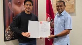 Ketua Umum DPP PSI Kaesang Pengarep Serahkan Secara Langsung Surat Rekomendasi PSI Kepada Jhoni Asadoma Untuk Maju Sebagai Calon Gubernur NTT. (FOTO-ISTIMEWA)
