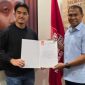 Ketua Umum DPP PSI Kaesang Pengarep Serahkan Secara Langsung Surat Rekomendasi PSI Kepada Jhoni Asadoma Untuk Maju Sebagai Calon Gubernur NTT. (FOTO-ISTIMEWA)