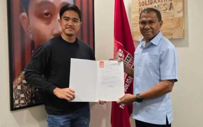 Ketua Umum DPP PSI Kaesang Pengarep Serahkan Secara Langsung Surat Rekomendasi PSI Kepada Jhoni Asadoma Untuk Maju Sebagai Calon Gubernur NTT. (FOTO-ISTIMEWA)
