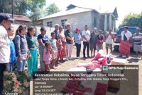 Kadis sosial, Marselina Klau bersama semua pihak yang terlibat saat menyerahkan bantuan kepada keluarga korban kebakaran di Desa Litamali. (Foto : Istimewa)