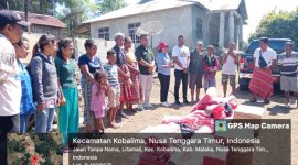 Kadis sosial, Marselina Klau bersama semua pihak yang terlibat saat menyerahkan bantuan kepada keluarga korban kebakaran di Desa Litamali. (Foto : Istimewa)