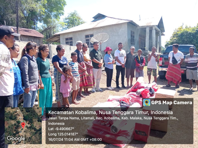 Kadis sosial, Marselina Klau bersama semua pihak yang terlibat saat menyerahkan bantuan kepada keluarga korban kebakaran di Desa Litamali. (Foto : Istimewa)
