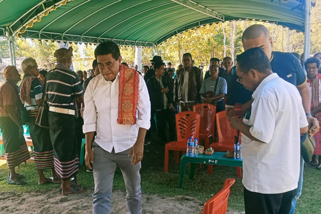 Masyarakat Desa Rabasahain Sebut ! Felix Bere Nahak Sosok Yang Paling Tepat Dampingi Dr. Simon Nahak  Untuk Pilkada 2024. (Foto_red)